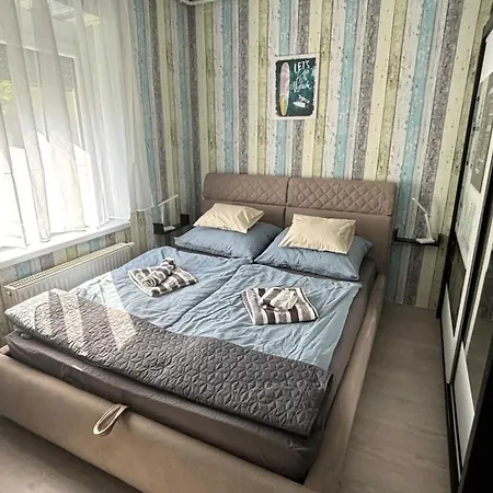 By The Center Apartment *