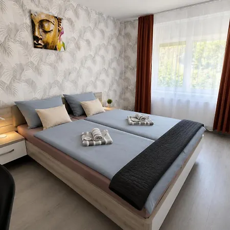By The Center Apartment *
